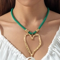 Dettaglio di un grande ciondolo a cuore dorato martellato su un cordoncino intrecciato verde - Stile Cuore Grande (31059-nek-green-2-EP)