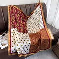 Retro-Seidenschal mit Paisley- und Punktemuster-Patchwork auf einem Leder-Sofa - 90*90cm / Rot (DM-14)
