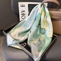 Foulard en 100% soie de mûrier bleu et beige avec imprimé lotus et texture brillante - 65*65cm / Style Lotus Vert Riz (ZC-255)