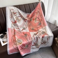 Eleganter Seidenschal mit Kettenmuster und rosa Farbblock-Design auf Ledersofa - 90*90cm / Rosa