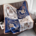 Detail eines Seidenschals mit Kettenmuster und Retro-Motiven auf Lederhintergrund - 90*90cm / Blau