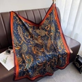Foulard quadrato in raso blu navy con motivo paisley e dettagli arancioni - 90*90cm / Stile Motivo Paisley Blu Notte (DM-37)