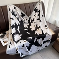 Elegante foulard in raso di seta con stampa magnolia drappeggiato su un divano in pelle - 90x90cm / Floreale Bianco (DM-54)
