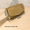 Dettaglio delle scintillanti paillettes di cristallo dorato su questa elegante borsa da sera - Oro