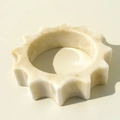 Makroaufnahme von cremefarbenem Harzarmreif in Sonnenstrahl-Optik mit Marmortextur - Cremefarben Sonnenradform Stil (31615-bra-bei)