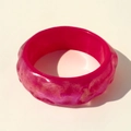 Detalle del brazalete de resina rojo rosa con textura de mármol y purpurina dorada - Rosa Rojo