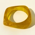 Vista de detalle de la pulsera de resina amarilla translúcida con diseño cuadrado grueso - Naranja