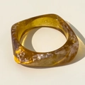 Brazalete de resina ámbar con textura de mármol blanco y diseño cuadrado redondeado - Marrón
