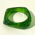 Detalle macro de pulsera cuadrada de resina verde oscuro con patrones de remolinos blancos - Verde
