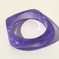Detalle macro de la pulsera de resina púrpura translúcida con forma geométrica cuadrada - Púrpura