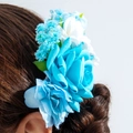 Pettine per capelli con rose di seta blu e bianche per acconciature intrecciate eleganti - Mix di Rose Blu e Bianche (31456-hp-bw-EP)