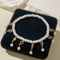 Vista detallada de perlas blancas con colgantes de metal dorado y piedras preciosas - Estilo de Colgante de Perla de Imitación (29601-white)