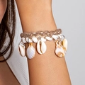 Detalle de tobillera bohemia con conchas naturales e hilos metálicos dorados - Estilo de Trenzado Marrón y Blanco con Conchas Múltiples (29382-bra-colour)