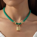 Collana girocollo in corda verde con pendente a lucchetto dorato e perle a spirale lucide - Stile Lucchetto (31059-nek-green-1-EP)