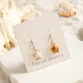 Boucles d'oreilles fleur en acrylique ambré avec coquillages sur sable blanc - Style Fleur Crème Ambre (29368-1)