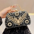Elegante borsa da sera con strass neri, dettaglio farfalla dorata e manico chic - Nero
