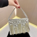 Borsa da sera in raso argento con fiori di cristallo e nappe di strass lucidi - Stile Scatola Quadrata con Cinque Fiori e Nappine (Argento)