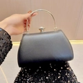 Elegante borsa da sera nera opaca con manico ad anello argento e chiusura a cristallo - Nero