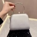 Clutch da sera grigio argento con manico tondo in metallo e chiusura gioiello in mano - Argento