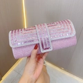 Abendtasche in Pink mit Glitzer und geometrischem Strassmuster in der Hand gehalten - Rosa