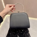 Elegante borsa clutch nera con grande manico rotondo in metallo dorato e chiusura - Nero