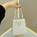 Funkelnde weiße Abendtasche mit großem bunten Strassherz und silbernen Details - Weiß