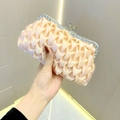 Pochette de soirée en satin rose avec plis délicats et cadre en métal orné de strass - Or rose