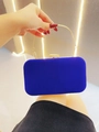 Dettaglio di pochette da sera in velluto blu reale con manico oro e fibbia di cristallo - Blu Reale