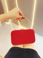 Dettaglio borsa da sera in velluto rosso con manico ad anello oro e chiusura a cristalli - Rosso