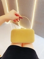 Dettaglio della borsa da sera in velluto giallo con manico dorato e chiusura in strass - Grano