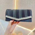 Elegante pochette da sera nera a pieghe con decorazione in strass a V sulla patta - Nero