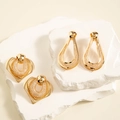 Pendientes dorados de corazón y gota con detalles de perlas en soporte de piedra blanca - Juego de Pendientes de Corazón y Gota (29529-Suit-G)