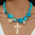 Nahaufnahme der Boho-Perlenkette mit Türkissteinen und goldenem Kreuzanhänger - Goldenes Kreuz Blaue Perlen Vintage Kette (29251-nek-blu-7)