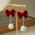 Orecchini a fiocco in velluto rosso con pompon bianco su supporto dorato a T - Stile Lungo con Fiocco Rosso e Pompon (31416-ear-red-EP)