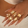 Set di anelli bohémien dorati con stelle marine e perle indossati da modella - Set da 6 Pezzi Perla Artificiale Marina Dorata (29862-G)