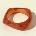 Brazalete de resina ámbar translúcida con un grueso diseño geométrico cuadrado - Rojo