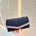 Elegante bolso de noche negro plisado con pedrería brillante y cadena plateada - Negro