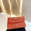 Elegante rote Abendtasche mit Perlenstickerei, Golddekor und Metallkettenriemen - Rot