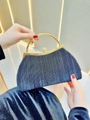 Detail der marineblauen Abendtasche mit Goldgriff und Kristallverschluss - Schwarz
