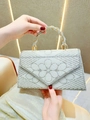 Detalle del bolso de noche con intrincado diseño floral de perlas y pedrería - Estilo Flor de Perla / Plateado