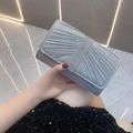 Elegante bolso de noche plateado con purpurina, textura plisada y detalles en strass - Plateado