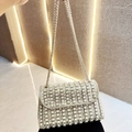 Elegante silberne Strass-Abendtasche mit Kette für Hochzeiten und festliche Partys - Silber