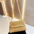 Luxuriöse goldene Abendtasche mit geometrischen Strasssteinen und Kettengurt - Gold