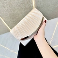 Elegante champagnerfarbene Satin-Abendclutch mit Falten und goldenem Metallrand - Aprikose