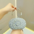 Silberne ovale Clutch mit strahlenden Strasssteinen und rundem Kristallgriff für Gala - Silber