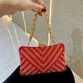 Elegante rote Abendtasche mit goldenen V-Muster Strasssteinen und Kristallgriffkette - Rot