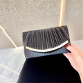 Elegante schwarze gefaltete Abendclutch für Damen mit Glitzerstoff und Goldmetallbesatz - Schwarz