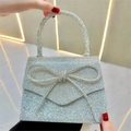 Pochette da sera argentata con fiocco in strass e finitura in cristallo - Argento