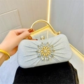 Elegante borsa da sera argento con strass floreali e manico in metallo dorato - Argento