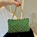 Grüne Luxus Abendtasche mit Strasssteinen, Goldkette und smaragdgrünen Pailletten - Grün